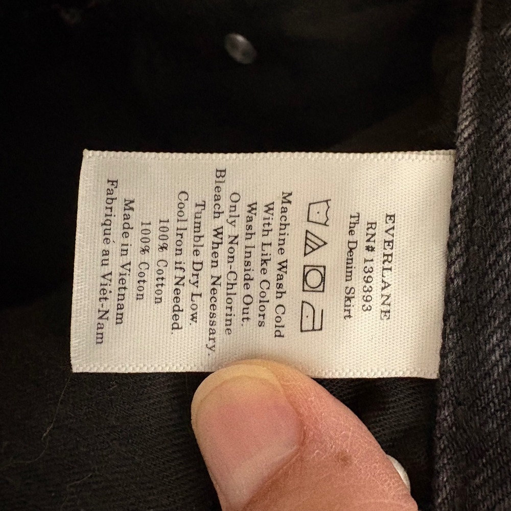EVERLANE The Denim Skirt Black Wash Raw Hem A-Line Women's Size 30 - Picture 5 of 5